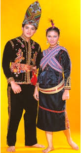 Ini bagi memudahkan aktiviti kerja, berhubung dan berkomunikasi antara satu sama lain. Kaum Iban Pakaian Tradisional