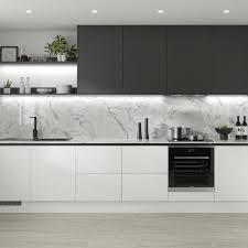 Nravitsya Shkafy Pod Potolok Cvet Nizhnih Shkafov I To Chto Bez Ruchek Polki Sleva S Cvetochkami In 2020 Modern Grey Kitchen White Modern Kitchen Modern Kitchen Design
