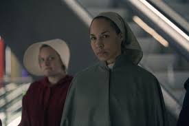 D'abord émue par les objets personnels encore disséminés sur les bureaux, elle s'effondre lorsqu'elle découvre un mur couvert de sang et de traces d'impact de balles. The Handmaid S Tale Der Report Der Magd Bild Amanda Brugel Elisabeth Moss 8 Von 157 Filmstarts De