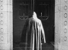 Ella comenzó a sentir un ahogo y vacío, el corazón comenzó a latir mas rápido de lo normal pero siguió caminando pues lo tenía a él. 12 Noches De Halloween 3 Tips Para Escribir La Historia De Miedo Perfecta D Lee Suena Vuela