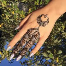 Gorgeous Henna Design By Livingskieshenna I Absolutely Live The Crescent Moon Pattern And The Overall Shape Of Henna Designs Tribal Henna Designs Unique Henna