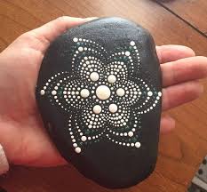 Black And White Mandala Rock Painting Roche De Mandala En Pointilles Noir Et Blanc Mandala Rocks Dots Art Black And White
