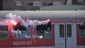 Compara y encuentra las mejores opciones en el buscador de vuelos skyscanner. Vfb Stuttgart Gegen Den Karlsruher Sc Ksc Fans Demolieren S Bahn Waggon Vfb Stuttgart Stuttgarter Zeitung