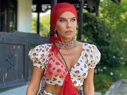 Her successful albums are flăcări (2002), ispita (2006), inseparabili (2003), jocul seductiei (2010) and pentru tine (2004). Anna Lesko Shocked All Participants In The Farm Who He Kissed