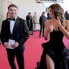 Love is in the air pour Iris Mittenaere et Antoine Dupont sur le tapis  rouge du 78e festival de Cannes. La star du rugby et l'ancienne Miss France  et Miss Univers étaient