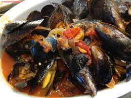 La pasta alla busara è un primo di mare che si ispira alla classica ricetta triestina degli scampi alla busara. Cozze Alla Busara