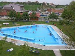 Baza de tratament este dotata cu aparatura moderna pentru toate procedurile iar piscina din curtea hotelului. 2goghpi Pa9o7m