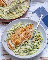 Easy Chicken Alfredo With Zoodles Rezept Zoodles Rezept Rezepte Gesund Gesunde Ernahrung