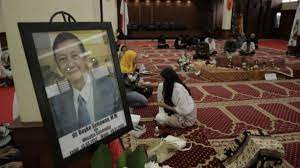Informasi meninggalnya dr boyke disampaikan mantan kepala staf umum tentara nasional indonesia yang kini menjabat sebagai komite kebijakan industri pertahanan (kkip), letnan jenderal (purn) tni johannes suryo prabowo. Dokter Boyke Meninggal Dunia Prabowo Bersedih Dia Patriotik Suara Jabar