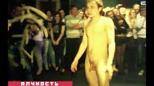 CFNM: boy perform naked at club 