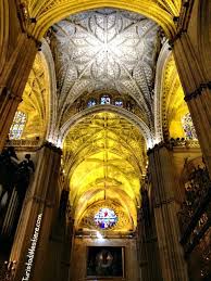 La cattedrale, di una bellezza abbagliante con la sua sala del tesoro, ospita anche il mausoleo di cristoforo colombo, un doppio organo in legno di mogano e magnifiche vetrate e rosoni. Siviglia Visita Alla Cattedrale E Alla Giralda
