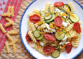 Un'altra ottima variante è la pasta con fiori di zucca e zucchine. Pasta Fredda Con Fiori Di Zucca Zucchine E Pomodorini Confit Stagioni Nel Piatto