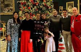 Reali Di Monaco Ecco Il Look Casual A Natale Foto