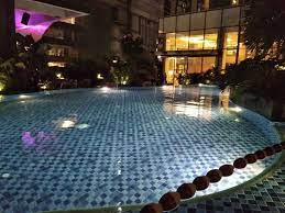 Sheraton hotel surabaya juga dekat dengan gedung grahadi, salah satu gedung bersejarah di kota surabaya. Kolam Renang Four Points By Sheraton Surabaya Gambar Four Points By Sheraton Surabaya Tripadvisor