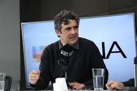 Fallecido a los 49 años producto de un cáncer, periodista y traductor, fue crítico literario de la tercera durante 13 años. A Los 50 Anos Murio El Critico Literario Juan Manuel Vial Para Ser Un Buen Comentarista Es Importante Haber Sido Un Buen Lector Y Ese Fue Mi Atributo Duna 89 7 Duna 89 7