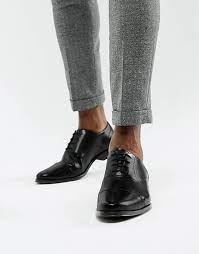 Brogues, on the other hand, are identified with decorative perforations and serrations along the visible edges of the shoes. Asos Design Oxford Schuhe Aus Schwarzem Leder Mit Zehenkappe Asos