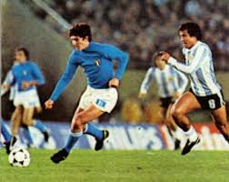En la copa del mundo de 1978, los galos disputaron un partido con la casaca de kimberley de mar del plata. Argentina 0 Italy 1 In 1978 In Buenos Aires Paolo Rossi Comes Away With The Ball In Group A At The World Cup Finals Paolo Rossi World Cup World Cup Final