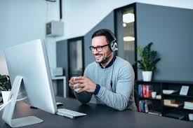 Für menschen, die wie sebastian schmitz bereits ins berufsleben eingestiegen sind und dies für ein studium nicht unterbrechen wollen, ist ein fernstudium ideal. Unterschiede Zwischen Fernlehrgang Fernstudium Oder Webinar Ratgeber Weiterbildung