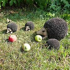 Gartenzaubereien Igel Mit 3 Kindern Herbstdeko Eingangsbereich Tisch Basteln Fensterbank Garten Wohnzimmer Draussen Inne Igel Im Garten Herbstdeko Dekoration