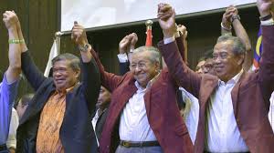 Malaysian prime minister mahathir mohamad submitted his resignation to the country's king on monday, his office announced, a shock move that could plunge the country into political crisis. Mahathir Takes Oath As Malaysia S 7th Pm After Election Upset