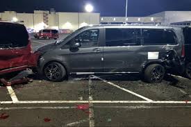 She brings a great base knowledge of the local market and has an ability to truly listen to her clients' needs when helping them to identify and align their objectives with the. Un Ex Empleado De Mercedes Destroza Mas De 50 Furgonetas En La Fabrica De Vitoria Periodismo Del Motor