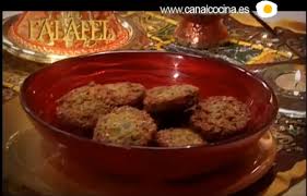 La cocina árabe es un conjunto de varias culturas y es similar a la gastronomía mediterránea pero con toques de asia, como se puede ver en el empleo de especias como curry, azafrán, cúrcuma, canela. Falafel Y Ensalada Fatoush