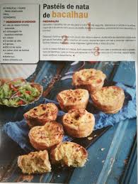 A receita leva bacalhau desfiado, batatas cozidas, creme de leite, vinho branco seco, salsinha, cebola, azeite, claras em neve, creme de leite, parmesão ralado, sal e pimenta. Pasteis De Nata De Bacalhau Pastel De Nata Receitas Receitas Com Peixe