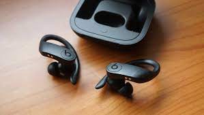 تعرف على أبرز 5 سماعات لاسلكية تعطيك أطول عمر للبطارية in 2021 beats studio powerbeats pro iphone 11 silicone case