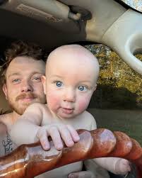 You ever just naturally click with someone you've never met and end up  falling for her? Happy Valentine's Day ❤️ @hannah.mertens