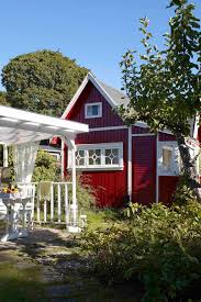 Ordfører bjørn ole gleditsch skal markere åpningen av det som kalles lesekiosken ved togstasjonen i sandefjord. Pin Pa Fargerad Rode Hus