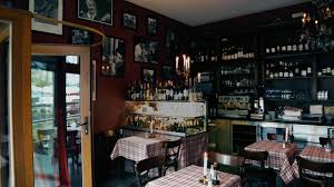 Café vin cinq offers its guests an unparalleled dining experience, both in terms of exceptional food and. Bar A Vin Franzosische Weinbar An Der Spree