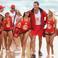 This baywatch film includes too many of the same unnecessary movie mocking tropes, the same unfunny gags and takes the same tired cynical, sarcastic attitude towards the original tv series material as other movie remakes. Hasselhoff Ist Bei Baywatch Film Dabei Stars