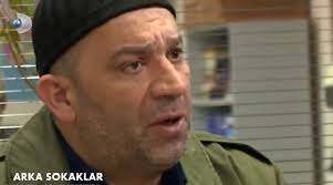 Terör örgütü lideri gümüş'ün kurşunuyla ağır bir şekilde yaralanan mesut hastaneye kaldırıldı. Arka Sokaklar In Mesut Komiseri Sevket Coruh Su Siralar Bakin Nerelere Cikmis