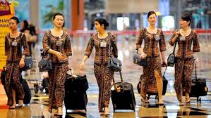 Singapore airlines is looking to hire cabin crews to add to the company's growing team this 2018. Singapore Girls Given 20 Years To Serve Airline