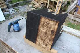 Comment Bruler Le Bois Sur Ses Creations Technique Japonaise Du Shou Sugi Ban Projets En Bois De Palette Bois Bois Brule