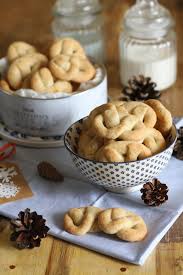 Adagiate i biscotti su una leccarda ricoperta di carta forno, distanti l'uno dall'altro. La Tavola Imbandita Loving Cooking Biscotti Danesi Al Burro