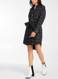 Style chemisier imprimé carreaux coupe longue flare col classique manches longues boutonnées fermeture boutonnée sur le devant. La Robe Chemise Carreaux Flanelle Icone Robes Droites Pour Femme Simons