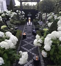 White Hydrangeas Add Interest And Structure To This Small Formal Garden Add Formal Garden Hydrangeas Interest S Garten Hortensien Garten Formaler Garten