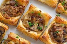 Preparate un trito con le acciughe, i capperi, le erbe aromatiche. Ricetta Delle Sfogliatine Ai Funghi E Bacon Un Antipasto Facile