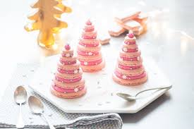 Et Voici Enfin Le Dessert De Mon Menu Tout Rose De Jolis Sapins De Macarons Qui Viendront Deco Biscuit Rose De Reims Macaron Framboise Dessert Noel Individuel