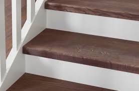 Doch wenn die stufen ausgetreten sind und die optik insgesamt nicht mehr ansprechend ist, bringt ist die treppe an sich jedoch noch stabil und ohne größere mängel, lohnt sich eine verkleidung mit laminat. Treppe Renovieren Im Handumdrehen Treppenmeister Treppenmeister