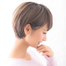 丸みが女性らしさを引き立たせる 大人可愛い耳かけショートヘア