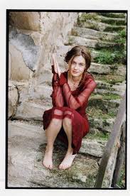 Julie Delarme Sitting On The Steps And Also Barefoot French Actress Celebs Beauty Passionnée de cinéma depuis son plus jeune âge, julie delarme fait ses débuts au cinéma avec c'est la tangente que je préfère de charlotte silvera, tout en poursuivant en parallèle des études d'histoire de l'art et d'archéologie. julie delarme sitting on the steps and