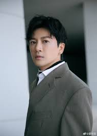 蘇有朋（英文名： alec su ，1973年9月11日 － ），著名男歌手、男演員，生於台灣 臺北市。 15歲時考入臺北市立建國中學並被張小燕相中加入小虎隊，成為風靡亞洲的偶像團體成員。 1991年以優異成績考入國立臺灣大學。 小虎隊解散後單飛，與吳奇隆、林志穎、金城武並稱為四小天王。 C8l2agjos4ctcm