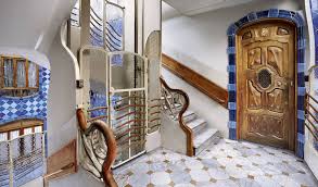 La casa batlló es un edificio modernista del arquitecto catalán antoni gaudí. Casa Batllo Book Gaudi S Most Creative Building