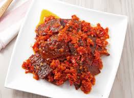 Tumbuk bumbu untuk membuat sambal balado. Pakai Cabai Seadanya Tapi Pedasnya Medok Ternyata Begini Rahasia Bikin Sambal Balado Ala Warung Makan Padang Semua Halaman Sajian Sedap