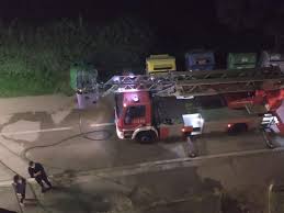I vigili del fuoco sono intervenuti con due squadre e sette operatori. Vicenza Incendio In Casa Donna Salvata Dai Vigili Del Fuoco Corrieredelveneto It