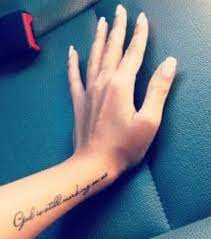 Voir plus d'idées sur le thème tatouage, tatouage avant bras, idées de tatouages. Ecriture Tatouage 20 Idees Pour Un Tatouage De Phrase Sur L Avant Bras