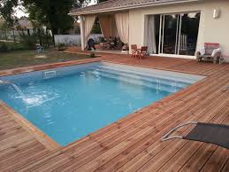 Piscine Piscinelle Carree Sans Margelle Entouree D Une Terrasse En Bois Piscine Carre Terrasse Bois Piscine Et Margelle Piscine