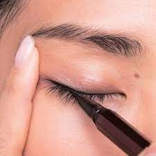ラインはこげ茶のリキッドライナーで目尻から黒目まで アイメイク 40代メイク アジア女性のアイメイク
